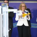 Un robot donne une clé symbolique à Belén Garijo, CEO du groupe Merck (à gauche) et à Séverine Evequoz (à droite), présidente du Grand Conseil vaudois.